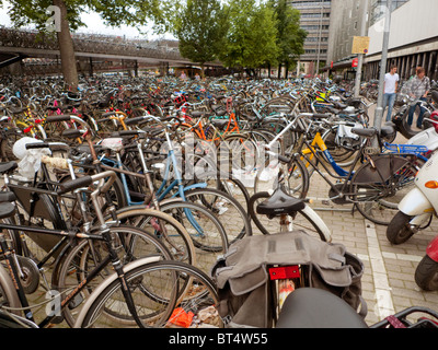 Amsterdam Fahrrad Fahrrad Transport Reisen Fahrt Park Windmühle Wind Power elektrische Energiegewinnung Urinal-Bahnhof Stockfoto