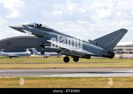 Eurofighter Typhoon F2, betrieben von der RAF in Farnborough Airshow ausziehen Stockfoto