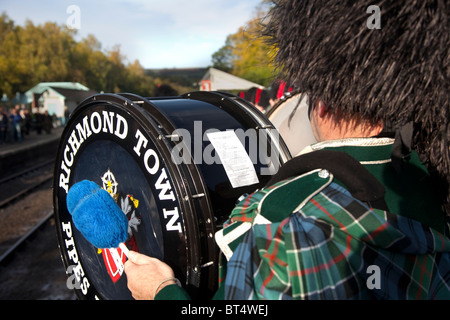 Richmond Stadt Scottish Pipe Band Drummer mit Veranstaltungsprogramm und Music Guide zum Performance-Programm und Melodien. Stockfoto