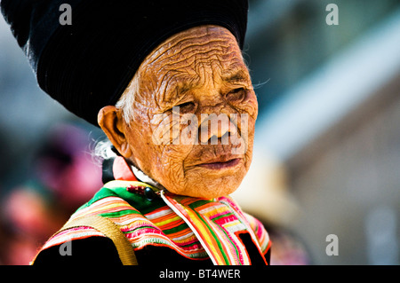 Porträt einer alten Miao / Hmong Frau genommen in einem Markt nahe der vietnamesischen Grenze. Stockfoto