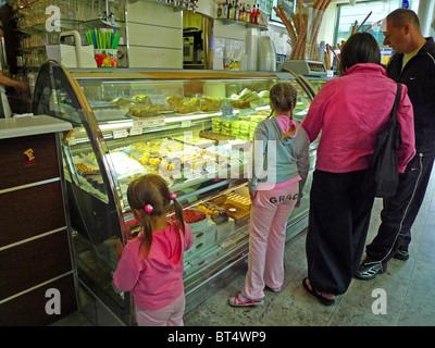 Viking Legend River Cruise ordnen organisieren Plan vorbereiten Zimmer Restaurant Blick Boot Bus Flugbegleiter Personal Kreuz über planen Stockfoto
