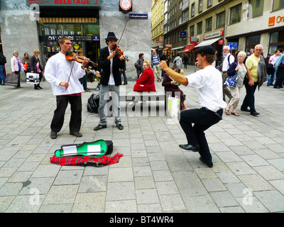 Viking Legend River Cruise ordnen organisieren Plan vorbereiten Zimmer Restaurant Blick Boot Bus Flugbegleiter Personal Kreuz über planen Stockfoto