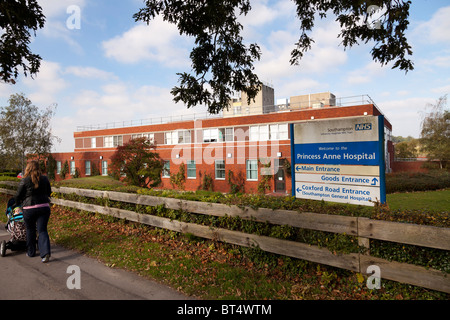 Außenseite der Prinzessin Anne Krankenhaus-Southampton Stockfoto