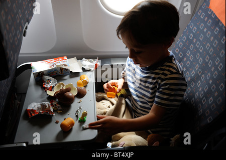 Kindern auf sitzen auf easy Jet areoplane Stockfoto