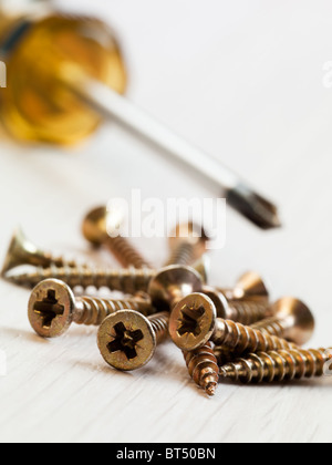 Nahaufnahme von Schrauben auf Holzboden. Textfreiraum Stockfoto