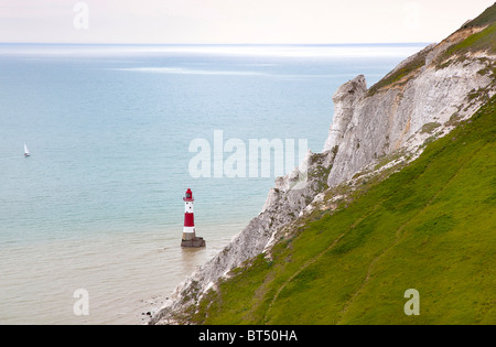 England, East Sussex, Eastbourne, Beachy Head, Blick auf den Leuchtturm an der Basis der Kreidefelsen. Stockfoto