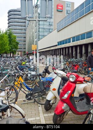 Amsterdam Fahrrad Fahrrad Transport Reisen Fahrt Park Windmühle Wind Power elektrische Energiegewinnung Urinal-Bahnhof Stockfoto