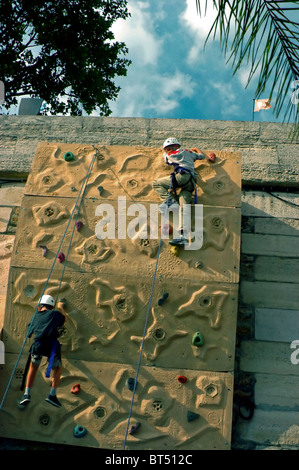 Paris, Frankreich, Junge Jungen Scaling Wall am Quay in Paris Plages, Event River seine Sports Stockfoto