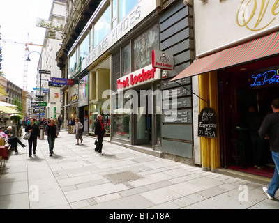 Viking Legend River Cruise ordnen organisieren Plan vorbereiten Zimmer Restaurant Blick Boot Bus Flugbegleiter Personal Kreuz über planen Stockfoto