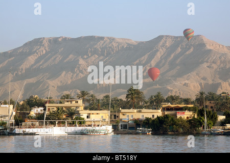 Heißluftballons über dem Tal der Könige, dem Westufer des der Nil, Luxor, Oberägypten Stockfoto