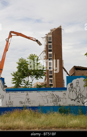 Abriss der Hochhaus Wohnungen Stockfoto