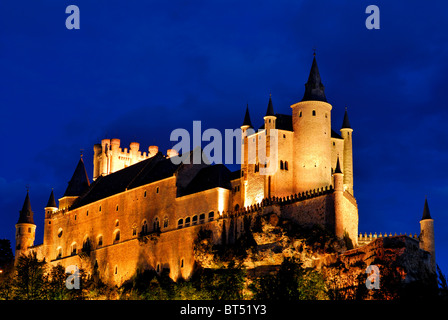 Spanien, Castilla-León: Die "Alcazar" der historischen Stadt Segovia bei Nacht Stockfoto