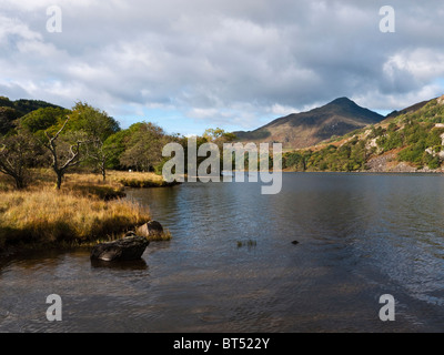 Yr Aran, erhebt sich ein Satelliten-Gipfel des Snowdon prominent über See Llyn Gwynant in Snowdonia-Nationalpark Stockfoto