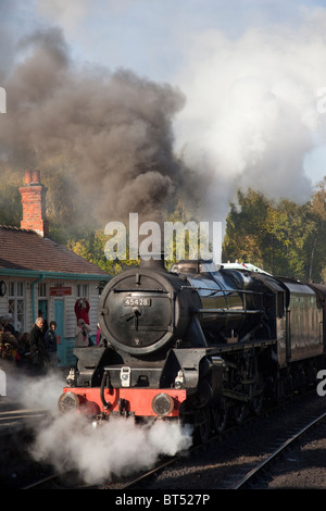 Grosmont Station Plattform-LMS5428 Klasse S 15 Maunsell 4-6-0 Güterzug Lokomotive design Ex SR 825 (BR 30825). North Yorkshire Moors Railway, Großbritannien Stockfoto