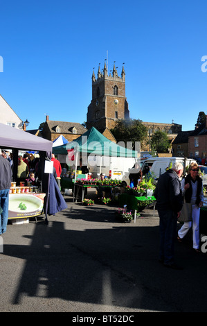 Markt Platz, Deddington, Oxfordshire mit Kirche Turm von St. Peter & St. Paul nach hinten Stockfoto