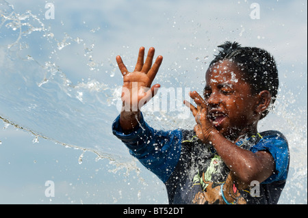 Indischer Junge mit Wasser bespritzt. Indien Stockfoto