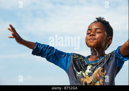 Indischer Junge nach mit Wasser bespritzt wird. Indien Stockfoto