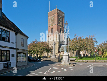 Str. Marys Kirche in der Church Street an der Kreuzung der East Street in Petworth, Sussex, Großbritannien Stockfoto