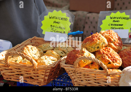 Bäckerei-Stall an Farmers Market, Deddington, Oxfordshire Stockfoto