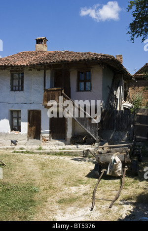 Koprivschtitza (oder Koprivchtitsa), Altstadt, Beispiel bulgarischer traditioneller Architektur, Wagen im Vordergrund, Balkan, Bulgarien, Osteuropa Stockfoto