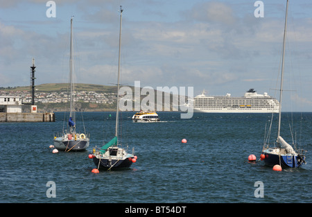 "Kreuzfahrtschiff der Welt" außerhalb Douglas Hafen, Insel Man verankert Die Ausschreibung kann in der Mitte der Passagiere an Land gesehen werden. Stockfoto