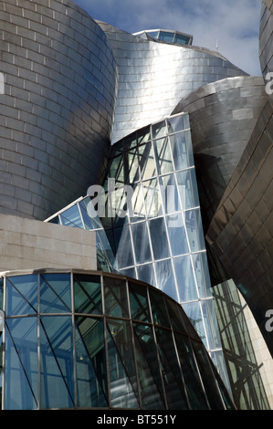 Architektonische Details am Eingang zum Guggenheim Museum, Bilbao, Spanien Stockfoto