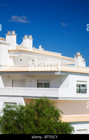 Semi-abstrakten Ansicht eines Mehrfamilienhauses Urlaub an der Algarve, Portugal. Stockfoto