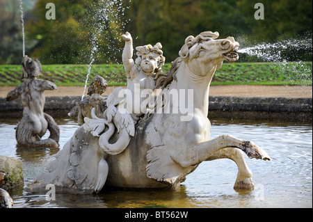 Detailansicht der Brunnen auf dem Gelände des Waddesdon Manor, in der Nähe von Aylesbury, Buckinghamshire Stockfoto