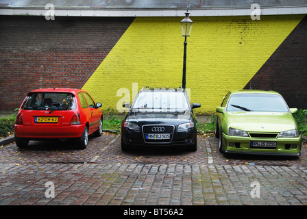 parkende Autos im Stadtzentrum von Maastricht Niederlande Stockfoto
