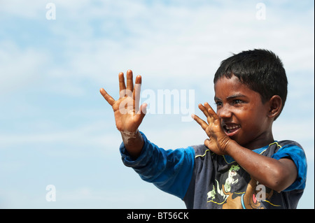 Indischer Junge kurz vor mit Wasser bespritzt wird. Indien Stockfoto