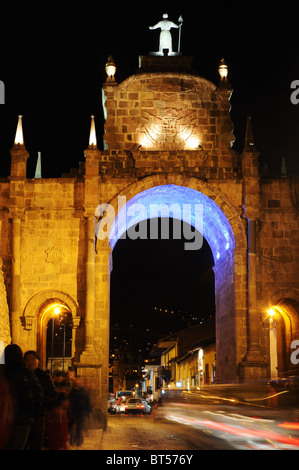 Der Bogen Arco Santa Clara in Cusco in Peru in der Nacht Stockfoto