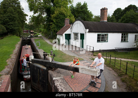 Vater und Sohn in der Nähe einer Schleuse auf dem Grand Union Canal bei Lowsonford in Warwickshire neben der Schleusenwärter Hütte. Stockfoto