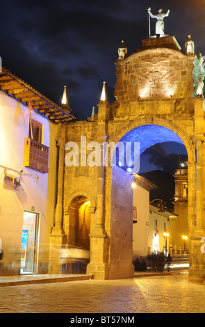Der Bogen Arco Santa Clara in Cusco in Peru in der Nacht Stockfoto