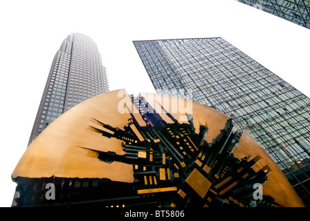 "Grande Disco" Skulptur von Arnaldo Pomodoro (1974) und Büro-Hochhaus-Türme in Stadt Zentrum von Charlotte, North Carolina USA Stockfoto