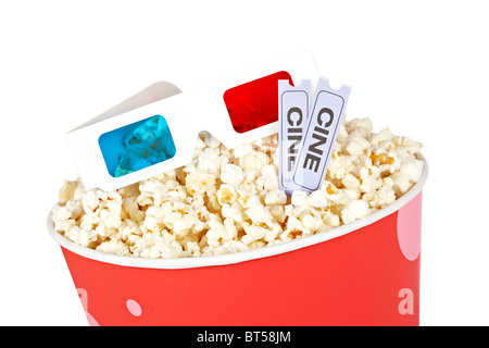 Popcorn-Eimer mit zwei Tickets und 3D Anaglyphenbrille isoliert auf weißem Hintergrund Stockfoto