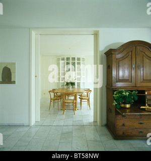 Antiker Schrank in modernen weißen Saal mit Marmor Fliesenboden und mit Blick auf Speisesaal durch doppelte Türen öffnen Stockfoto