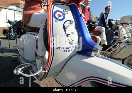 Mods mit Twiggy angehauchte Lambretta Roller, Brighton Stockfoto