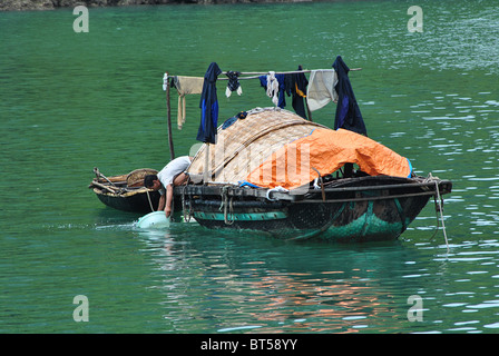 Fischer auf Hausboot in Halong Bucht, Vietnam Stockfoto