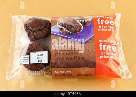 Paket von Sainsburys double chocolate Chip Muffins 50 % extra gratis 6 zum Preis von 4 Stockfoto