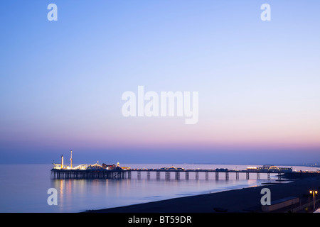 England, East Sussex, Brighton, Blick auf den Pier bei Sonnenuntergang von der Strandpromenade promenade in Kemptown. Stockfoto