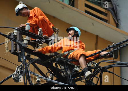 Elektrische Wartung Arbeiter, Hanoi, Vietnam Stockfoto