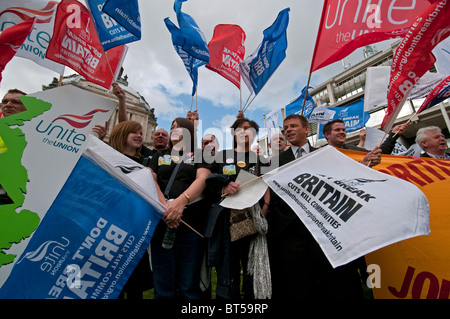 Anti-Kürzungen rally außerhalb Parlaments Westminster am 19. Oktober 2010 am Vorabend angekündigten öffentlichen Sektor Kürzungen Stockfoto