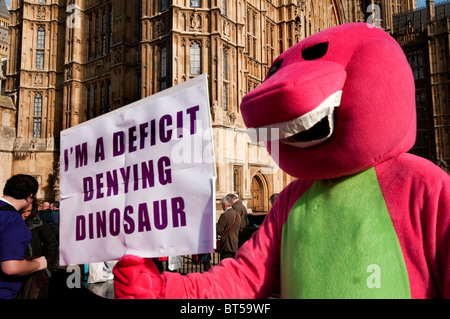 Anti-Kürzungen rally außerhalb Parlaments Westminster am 19. Oktober 2010 am Vorabend angekündigten öffentlichen Sektor Kürzungen Stockfoto