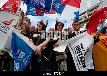 Anti-Kürzungen rally außerhalb Parlaments Westminster am 19. Oktober 2010 am Vorabend angekündigten öffentlichen Sektor Kürzungen Stockfoto