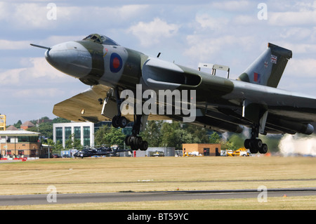 Avro Vulcan B2 XH558 in RAF Tarnung Schema Landung in Farnborough Airshow Stockfoto