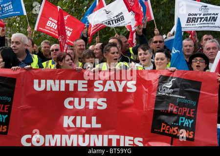 Anti-Kürzungen rally außerhalb Parlaments Westminster am 19. Oktober 2010 am Vorabend angekündigten öffentlichen Sektor Kürzungen Stockfoto