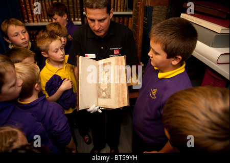 Eine Gruppe Grundschüler besuchen die National Library of Wales, Blick auf die älteste walisische Sprache Bibel Stockfoto
