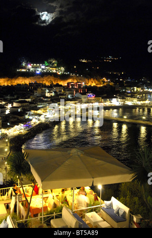 Blick von Parga bei Nacht von der Burg, zeigt das Meer und den Hafen. Kastro Restaurant im Vordergrund. Stockfoto