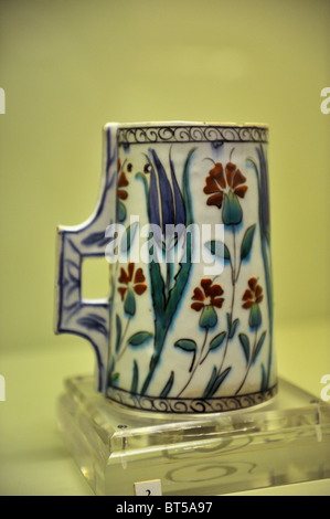 Iznik Becher (c. 1575), Çinili Köşk, İstanbul, Türkei 100914 35848 Stockfoto