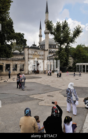 Außerhalb der Eyüp Sultan Camii, İstanbul, Türkei 100914 35866 Stockfoto